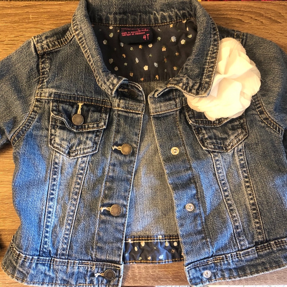 Osh Kosh Girl Jean Jacket with flower (4t)🌸